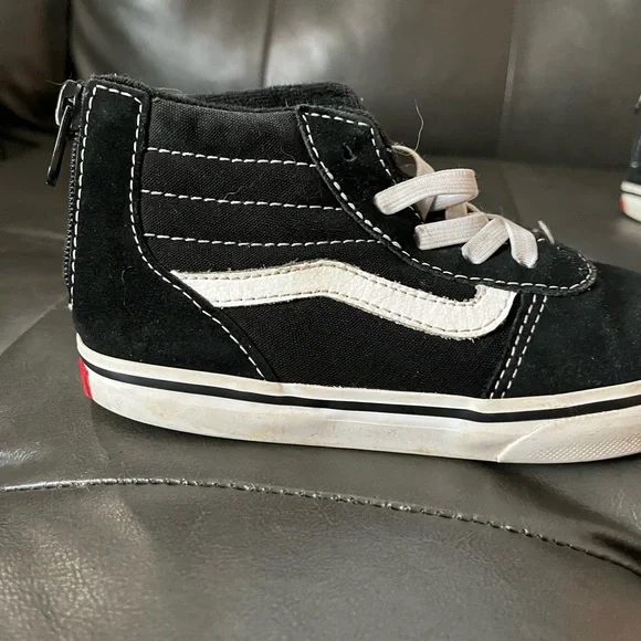 Kids Black Vans shoes - Picture 2 of 6